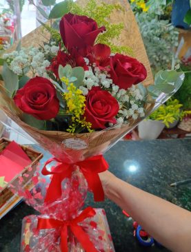 Buque 4 rosas + ferrero rocher 8un