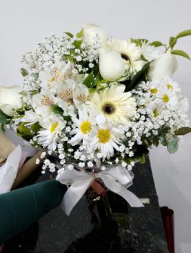 Buque com Flores Brancas