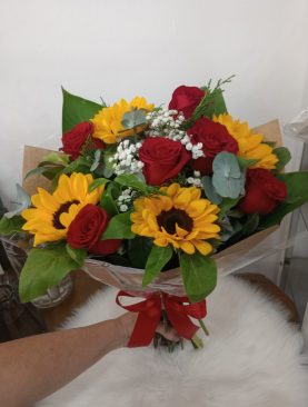 Buquê 6 Rosas e 4 Girassol